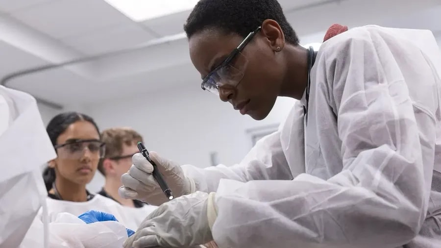 Tracy Ifeachor jako doktorka Heather Collinsová v seriálu Urgent