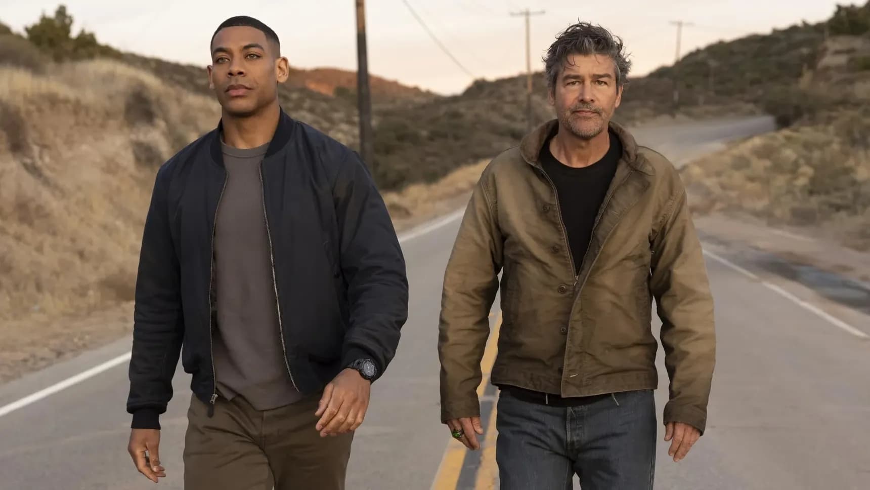 Aaron Pierre a Kyle Chandler v seriálu Lanterns