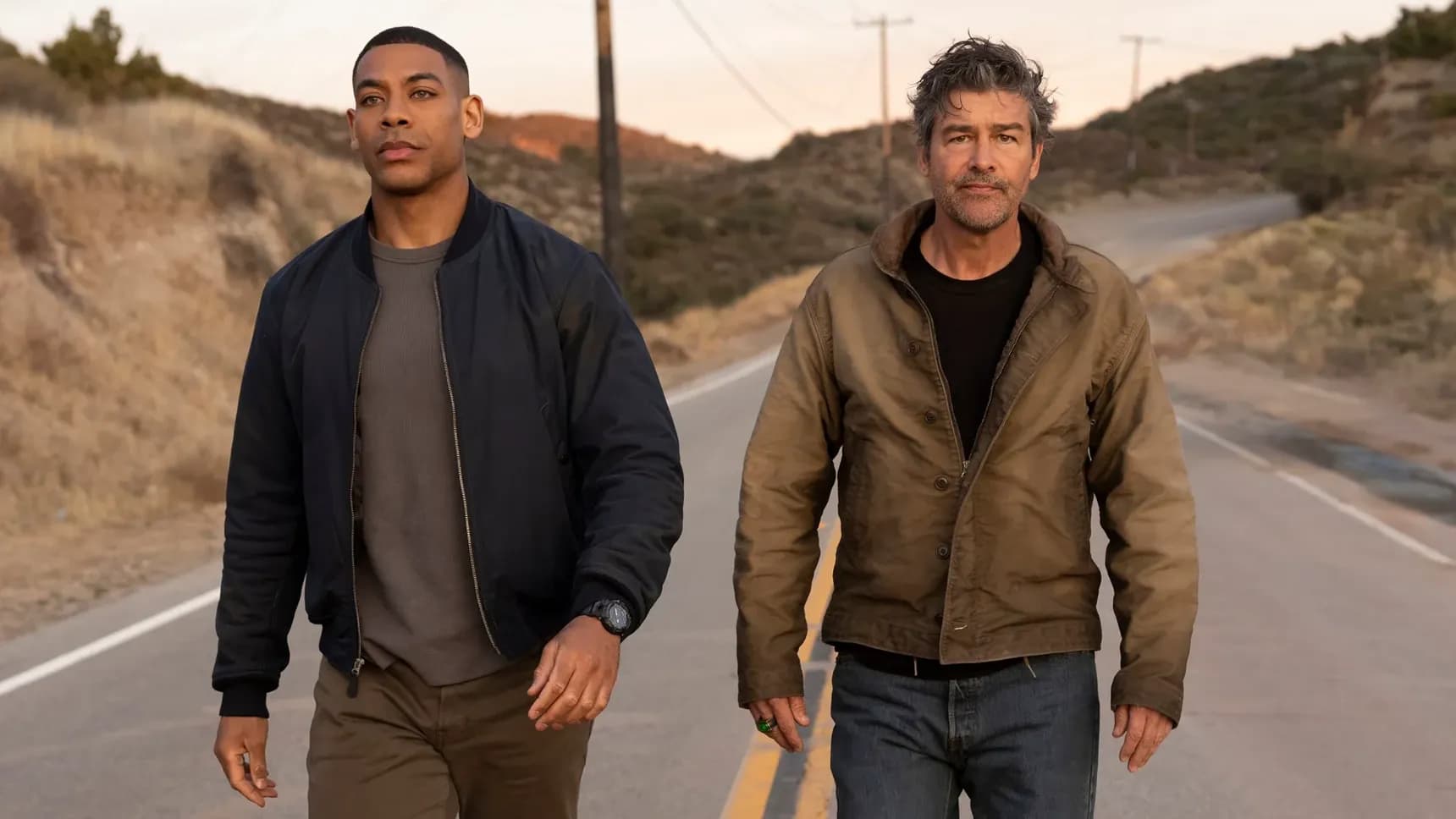 Aaron Pierre a Kyle Chandler v seriálu Lanterns