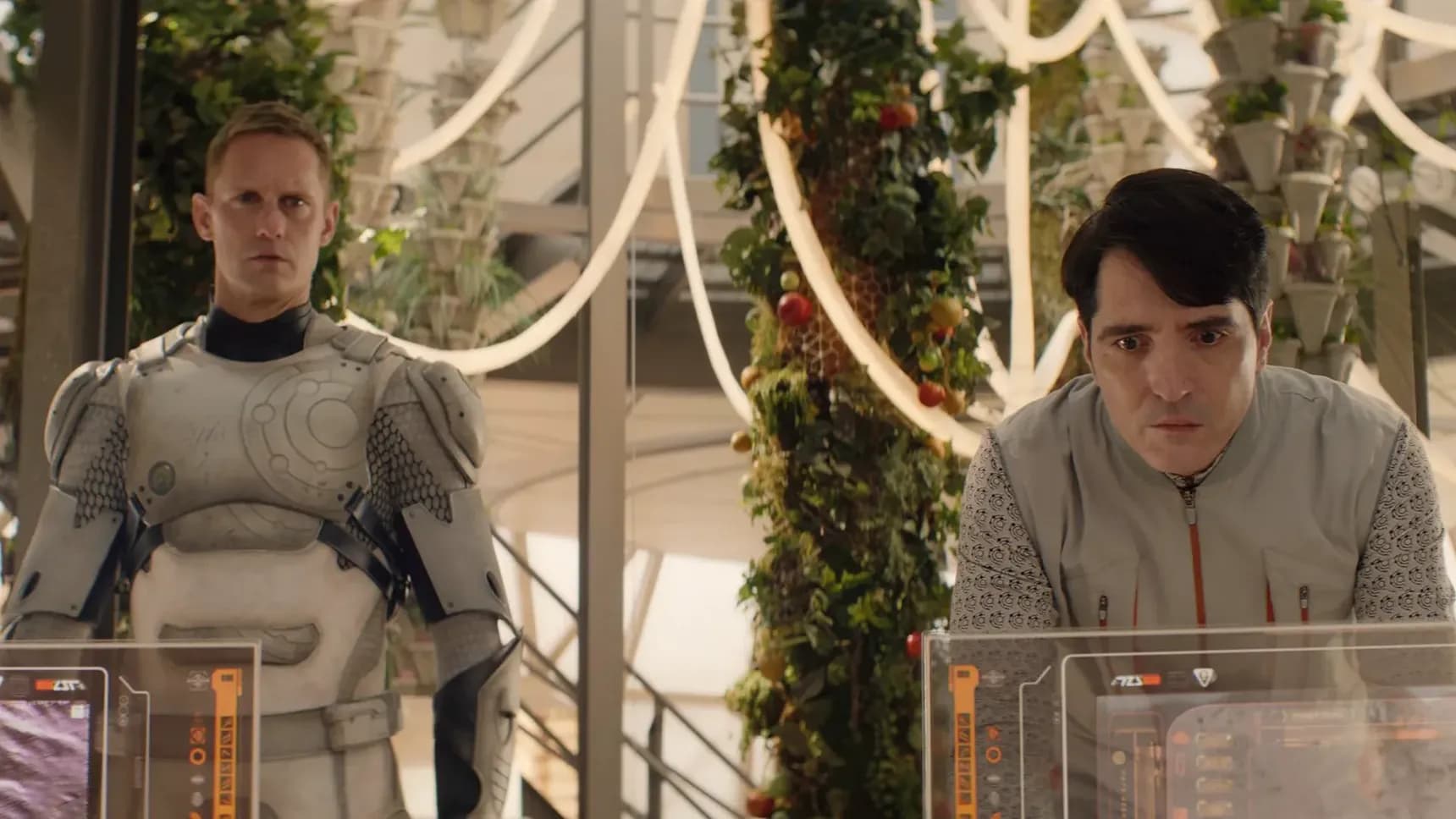 Alexander Skarsgård jako Robokat a David Dastmalchian jako doktor Gurathin v seriálu Z deníků Robokata