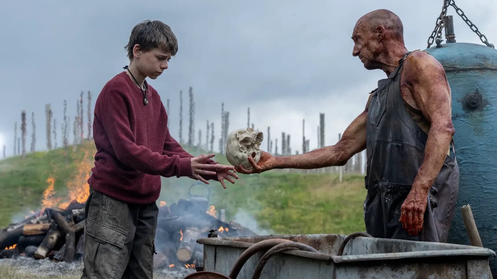 Alfie Williams a Ralph Fiennes ve filmu 28 let poté