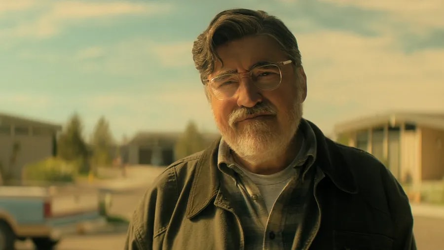 Alfred Molina v seriálu The Boroughs