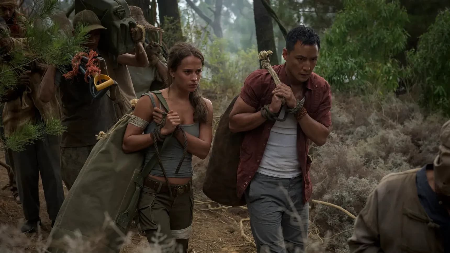 Alicia Vikander jako Lara Croft a Daniel Wu jako Lu Ren ve filmu Tomb Raider