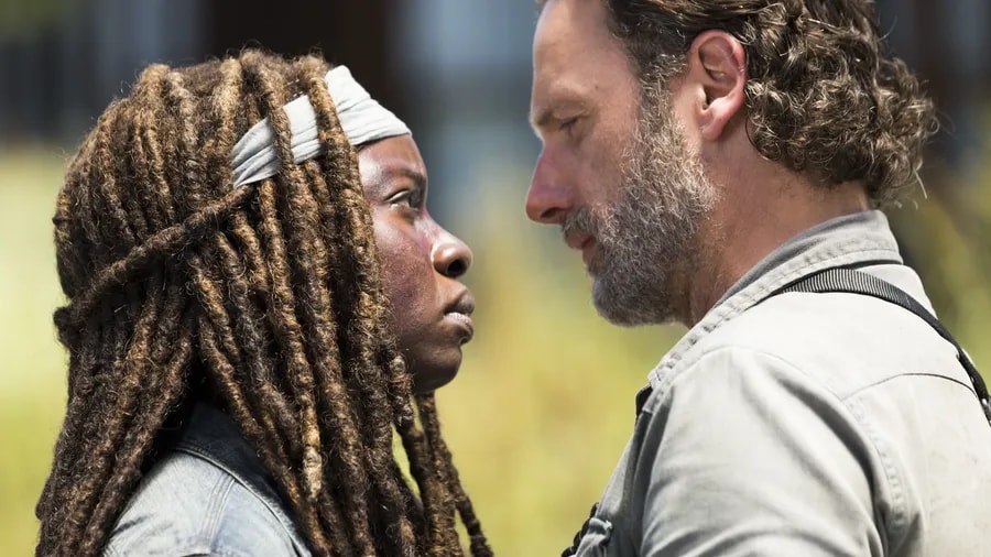 Andrew Lincoln a Danai Gurira jako Rick a Michonne v seriálu Živí mrtví;