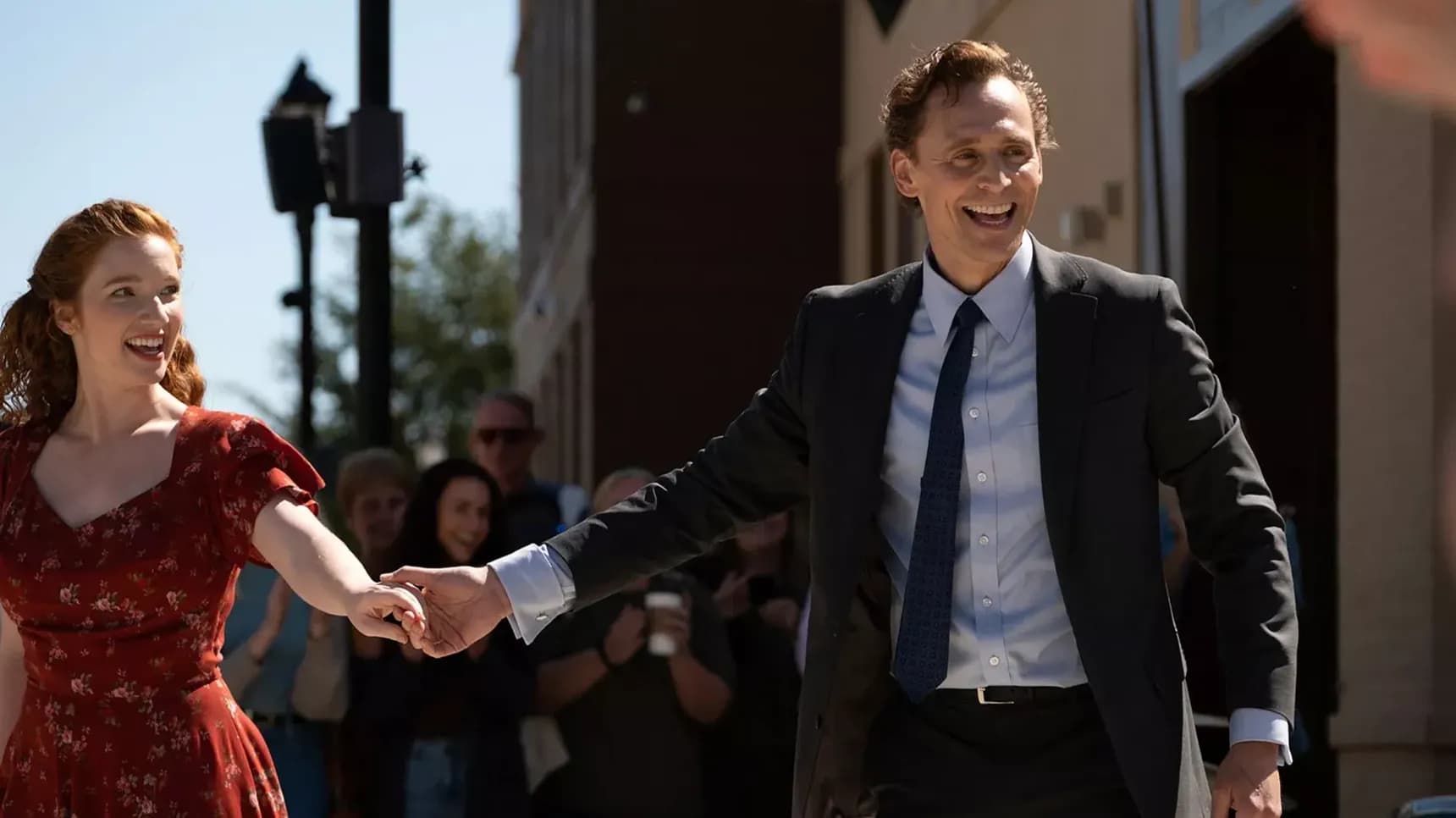 Annalise Basso a Tom Hiddleston ve filmu The Life of Chuck