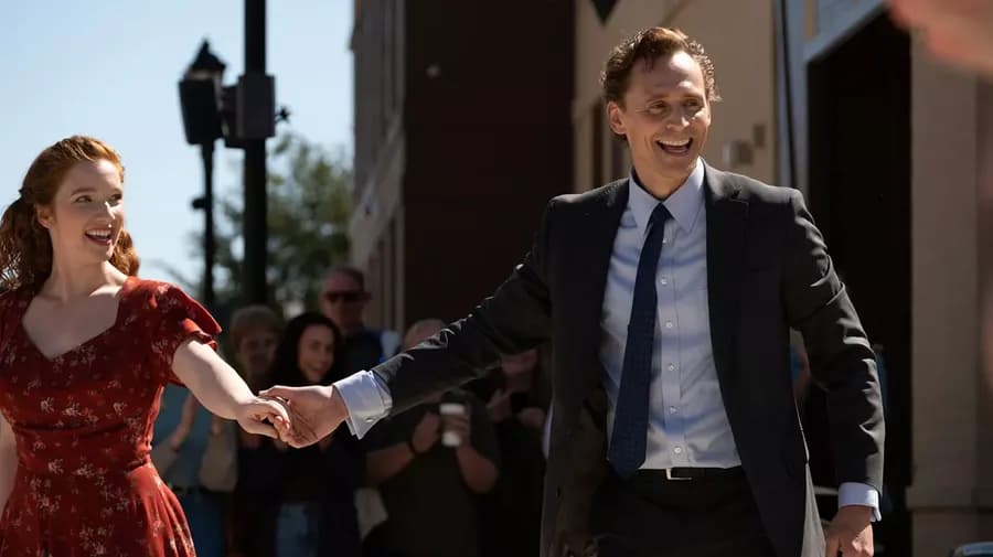Annalise Basso a Tom Hiddleston ve filmu The Life of Chuck