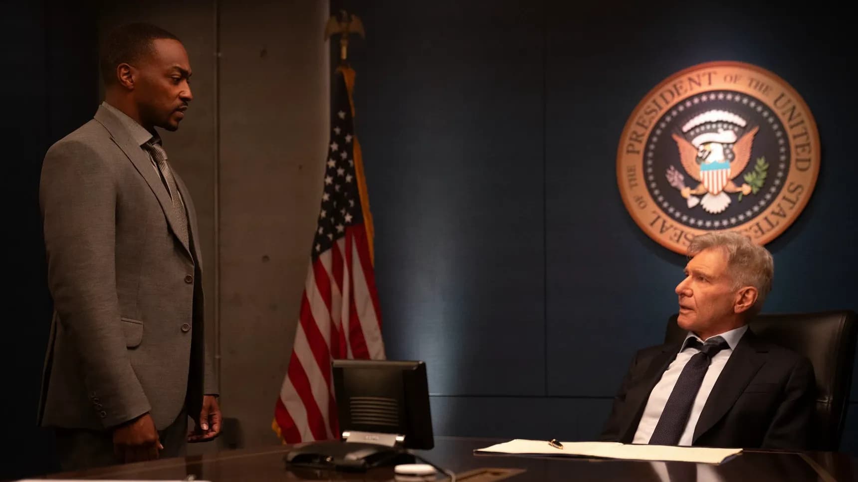 Anthony Mackie a Harrison Ford ve filmu Captain America: Nový svět