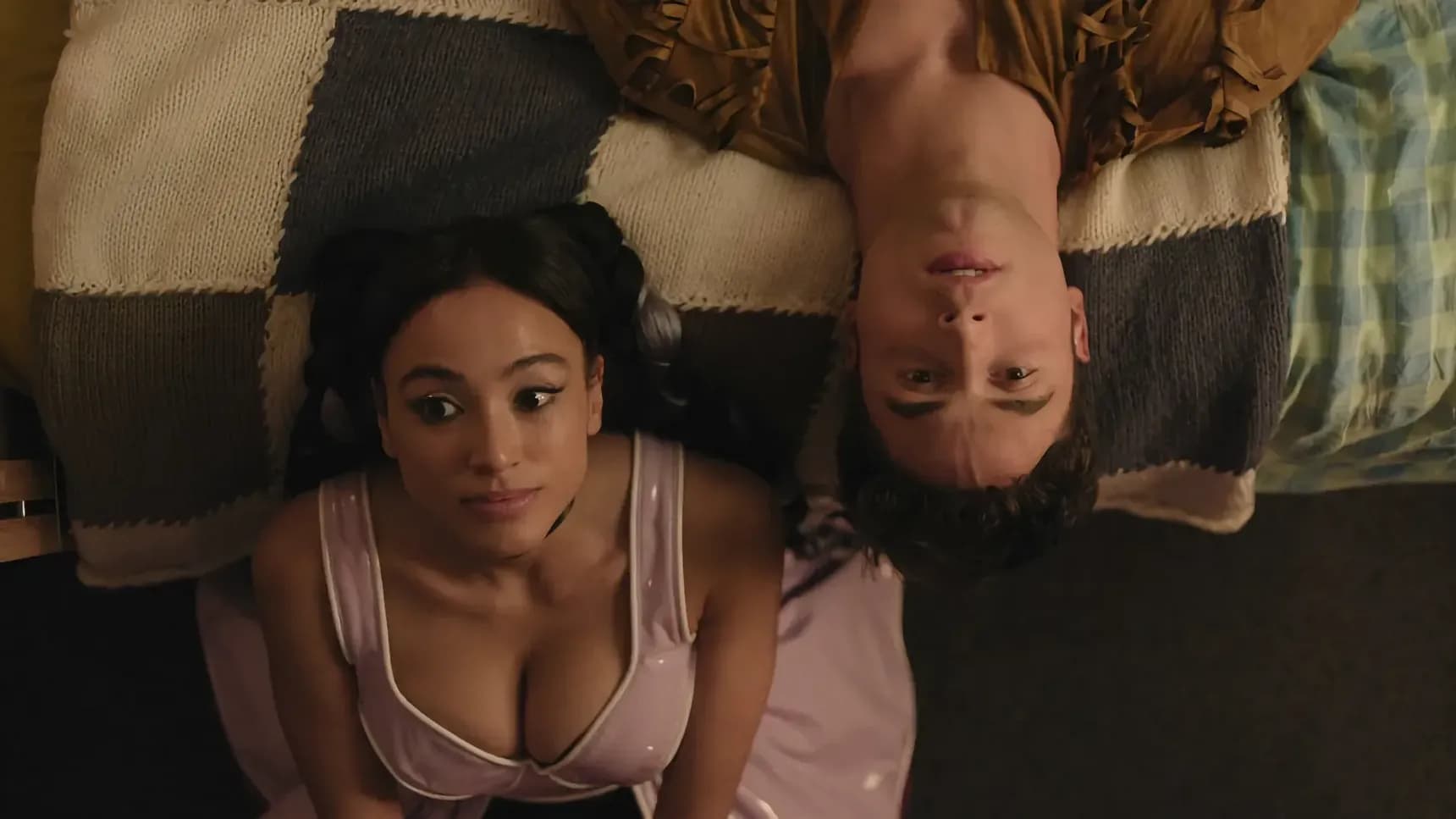 Wally Baram jako Carmen a Benito Skinner jako Benny v seriálu Splynout s Davem