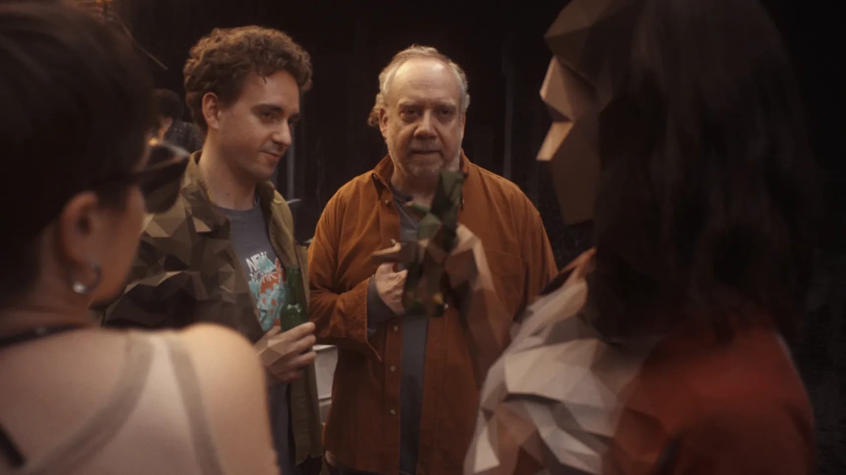 Paul Giamatti v epizodě "Chvalozpěv" ze sedmé série seriálu Black Mirror (Černé zrcadlo)