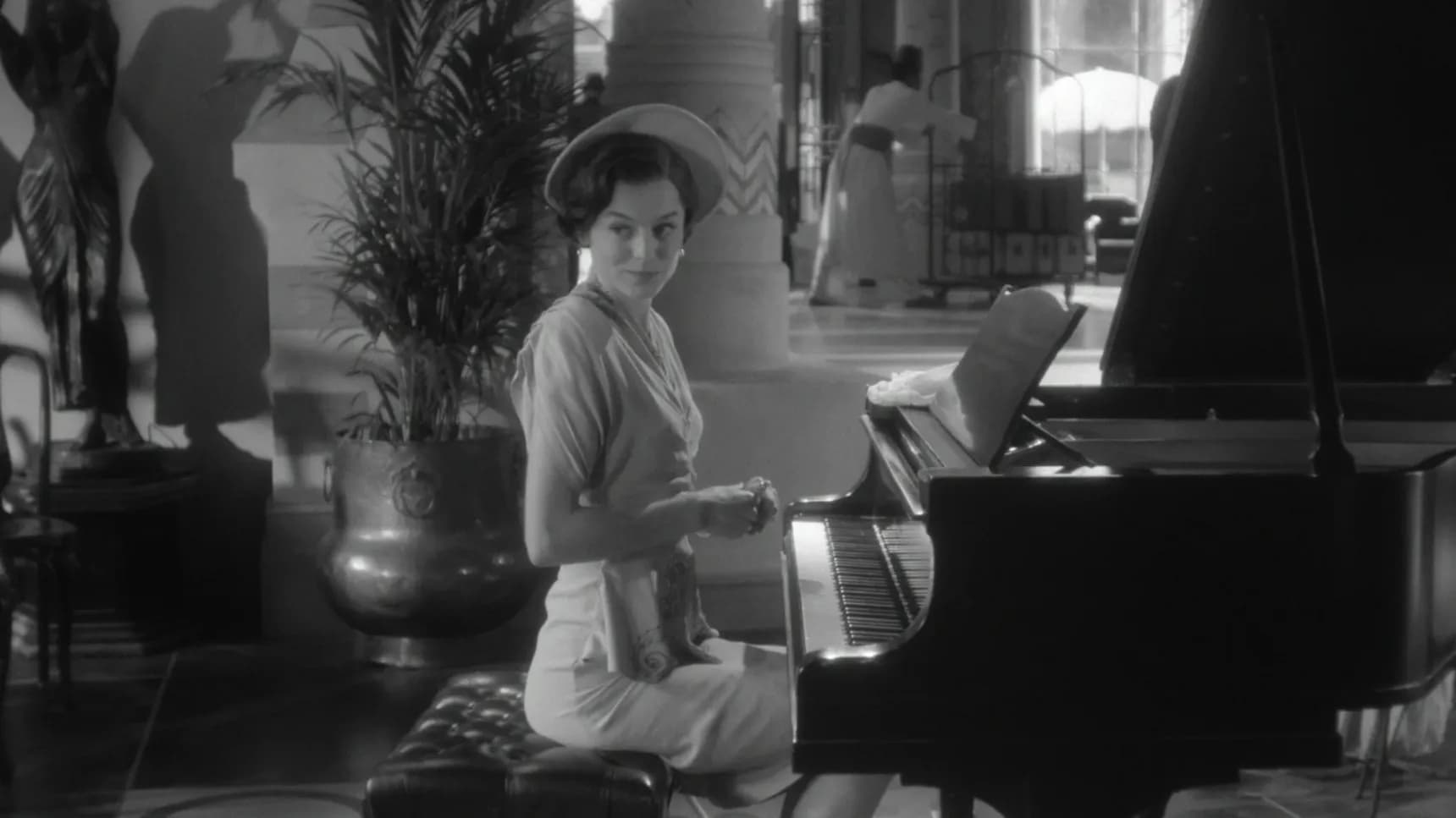 Emma Corrin v epizodě "Hotel Sen" ze sedmé série seriálu Black Mirror (Černé zrcadlo)