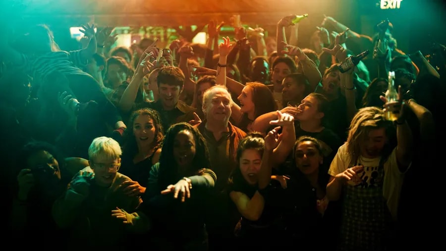 Paul Giamatti jako Philip v davu na koncertě v seriálu Black Mirror (Černé zrcadlo)