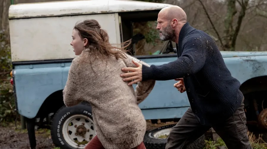 Bodhi Rae Breathnach a Jason Statham ve filmu V úkrytu