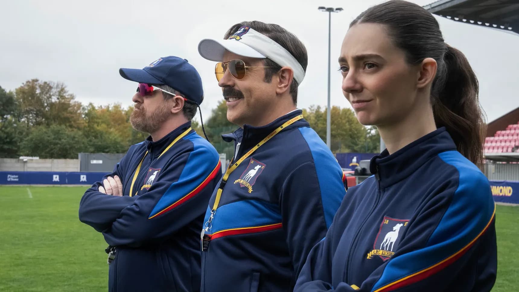 Brendan Hunt, Jason Sudeikis a Tanya Reynolds ve 4. řadě seriálu Ted Lasso