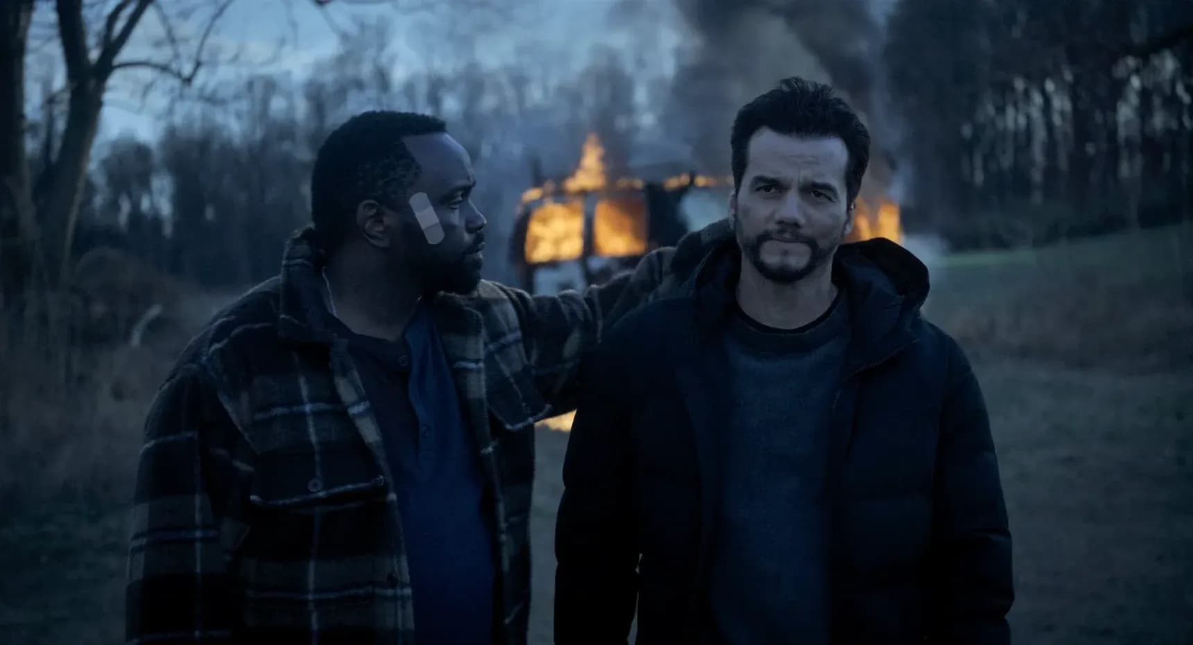 Brian Tyree Henry a Wagner Moura v druhé epizodě seriálu Zlodějíčci