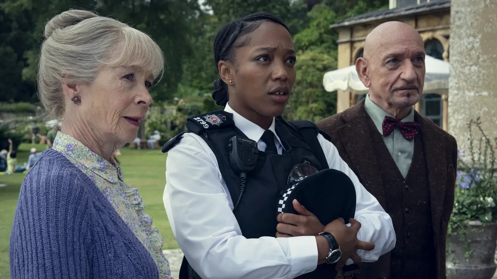 Celia Imrie, Naomi Ackie a Ben Kingsley ve snímku Čtvrteční klub amatérských detektivů