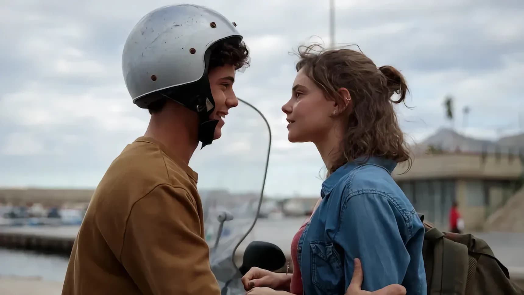 Christian Roberto a Elvira Camarrone ve filmu Chytla nás vlna