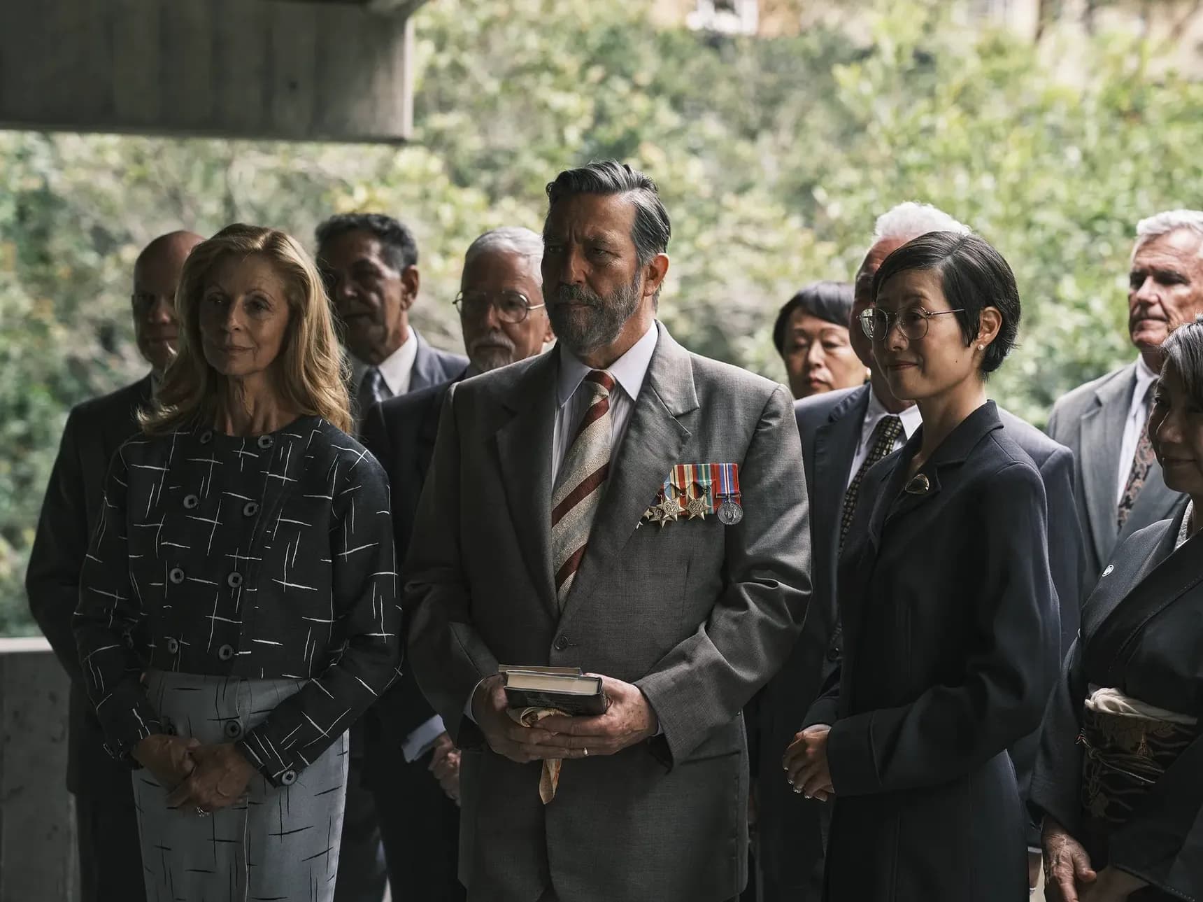 Ciarán Hinds jako starší Dorrigo Evans