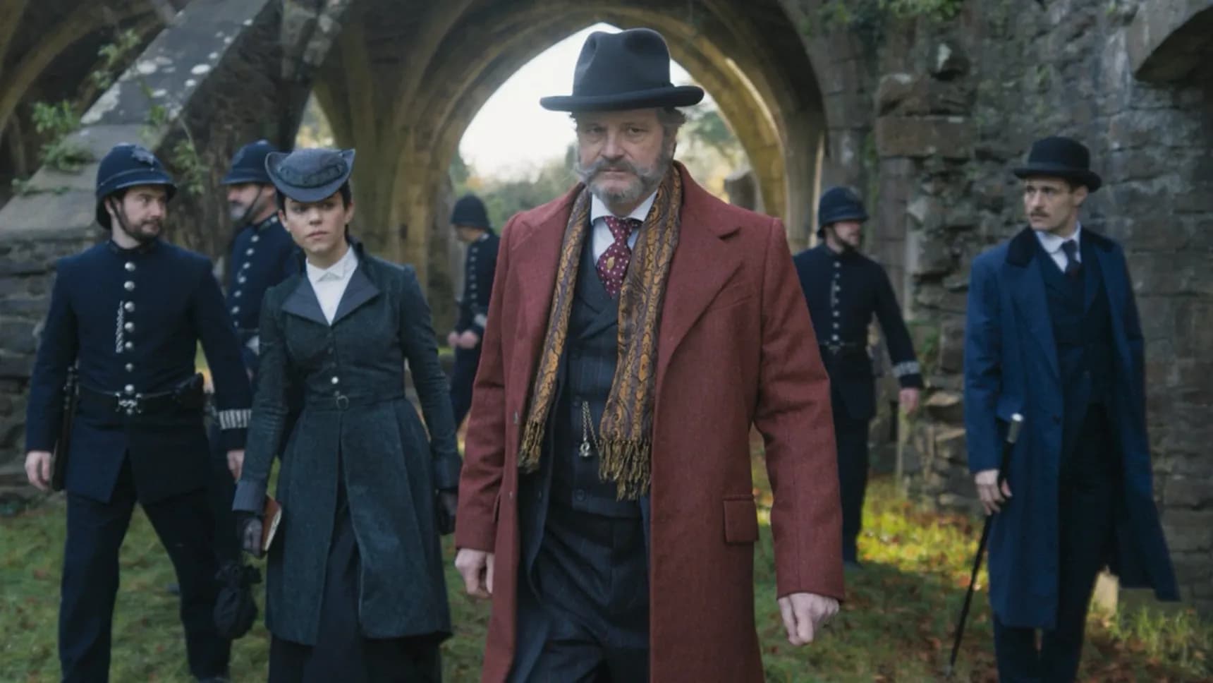 Colin Firth jako Sir Bucephalus Hodge v seriálu Mladý Sherlock