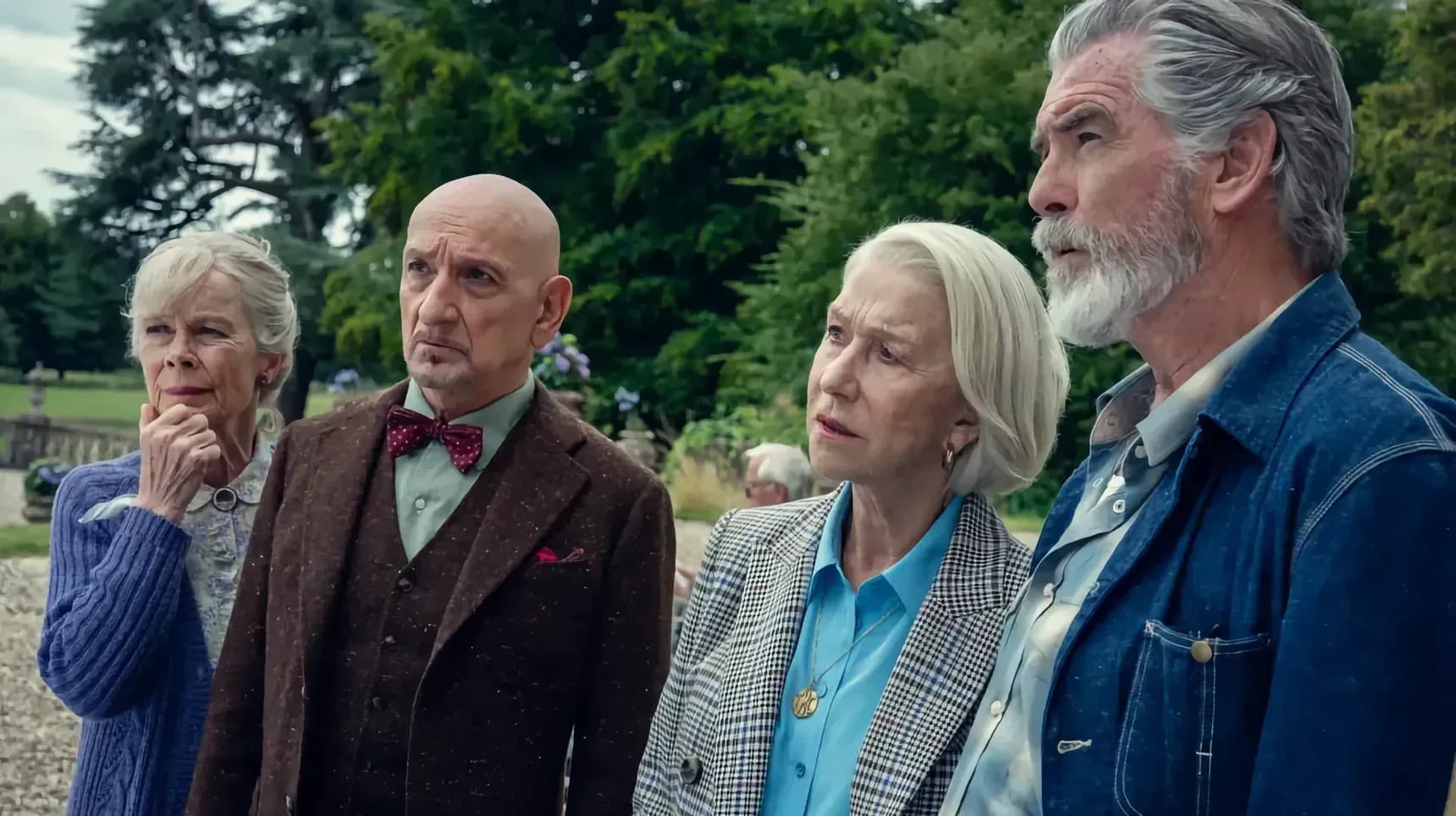 Celia Imrie, Ben Kingsley, Helen Mirren a Pierce Brosnan ve filmu Čtvrteční klub amatérských detektivů