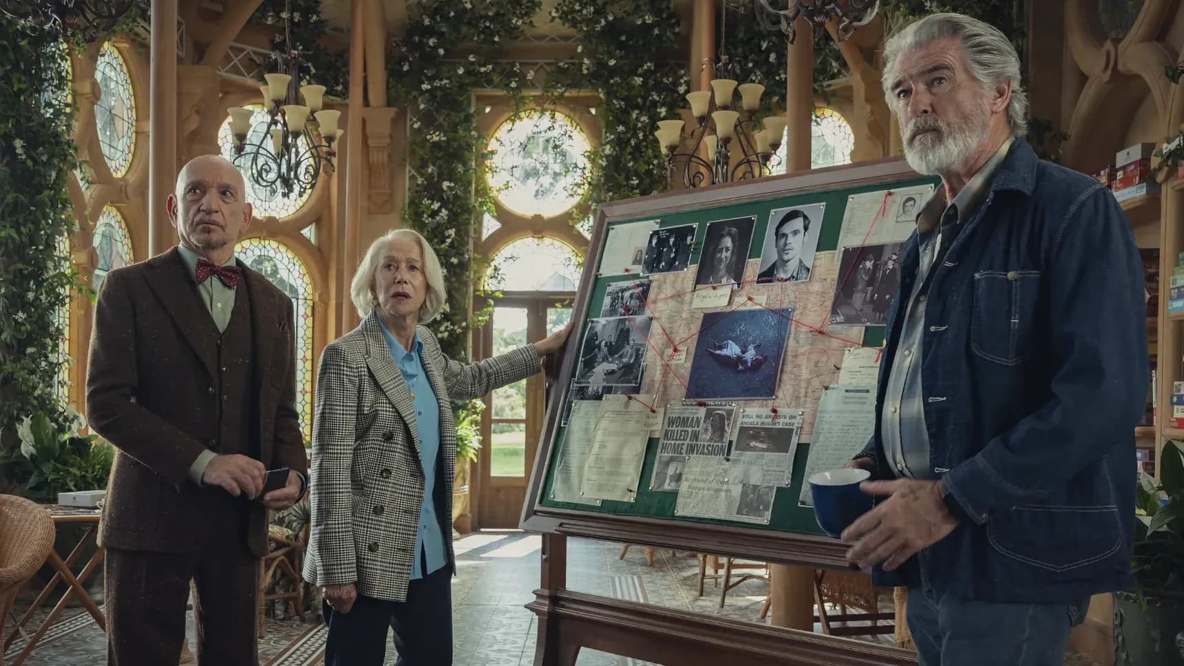 Ben Kingsley, Helen Mirren a Pierce Brosnan ve filmu Čtvrteční klub amatérských detektivů