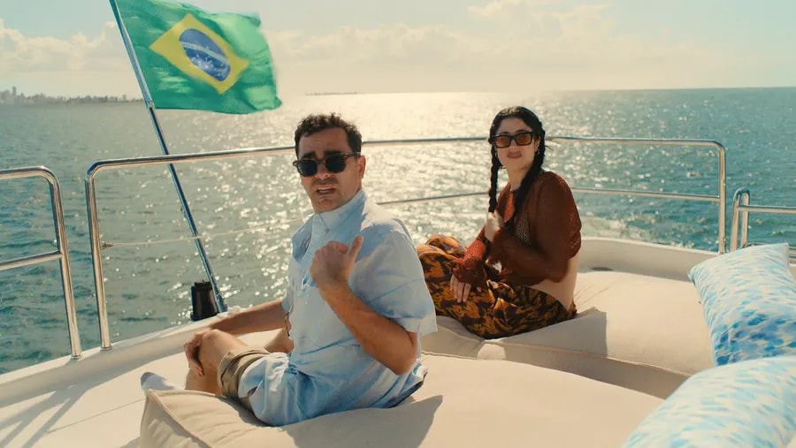 Dan Levy a Taylor Ortega v seriálu Jedna chyba za druhou