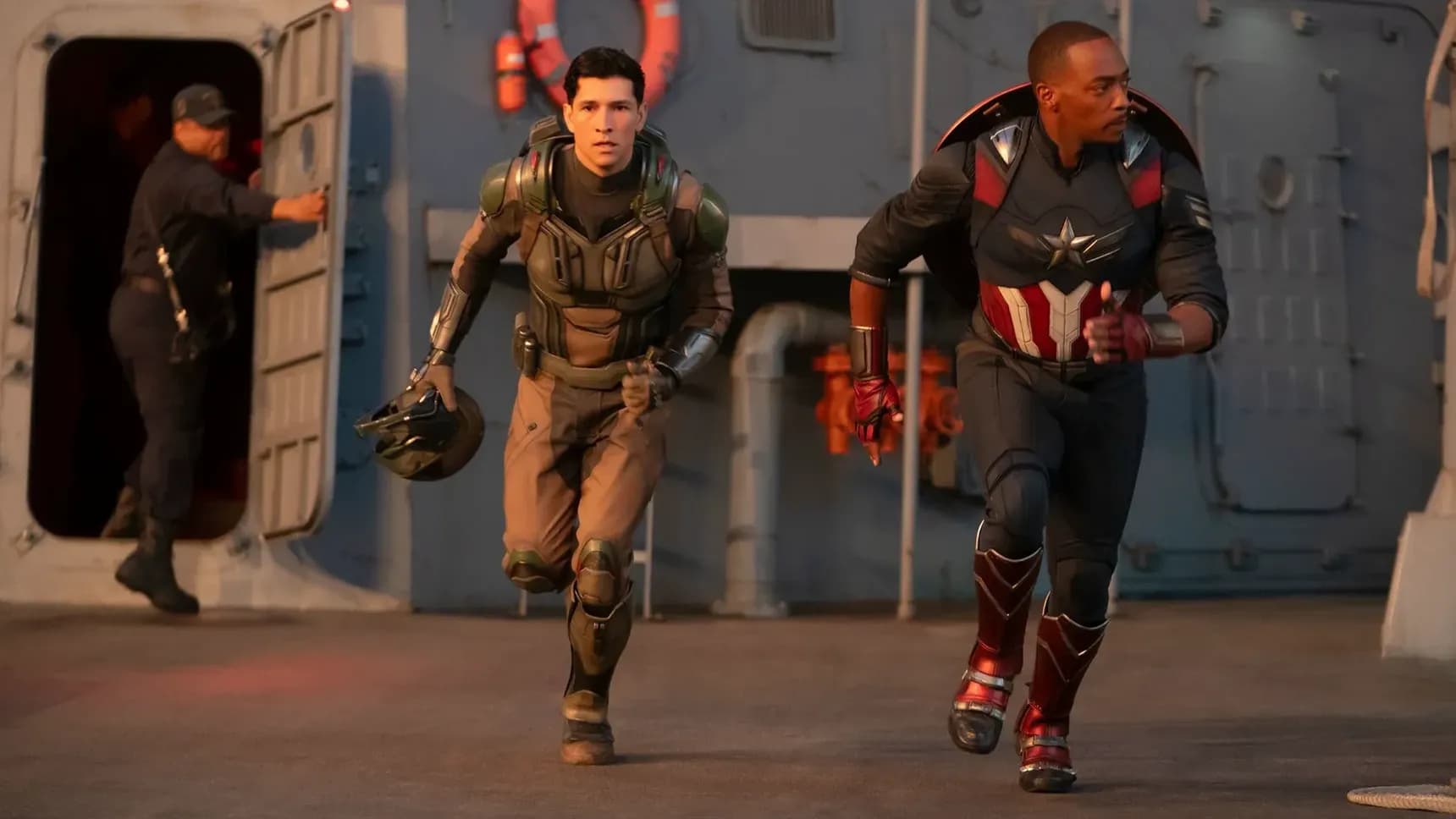 Danny Ramirez a Anthony Mackie ve filmu Captain America: Nový svět