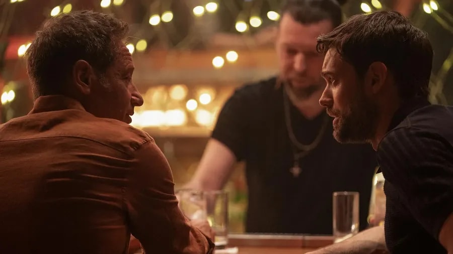 David Duchovny a Jack Whitehall v seriálu Malice