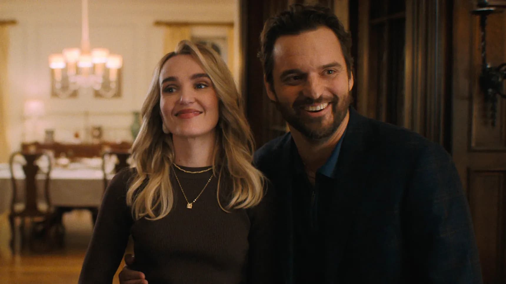 Chloe Fineman a Jake Johnson ve filmu Dink
