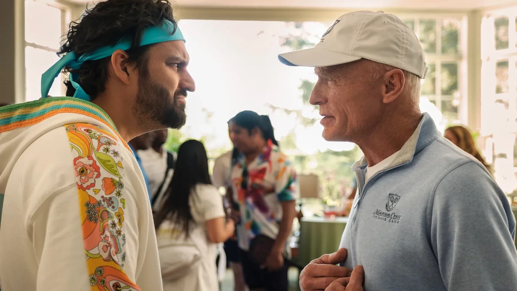 Jake Johnson a Ed Harris ve filmu Dink