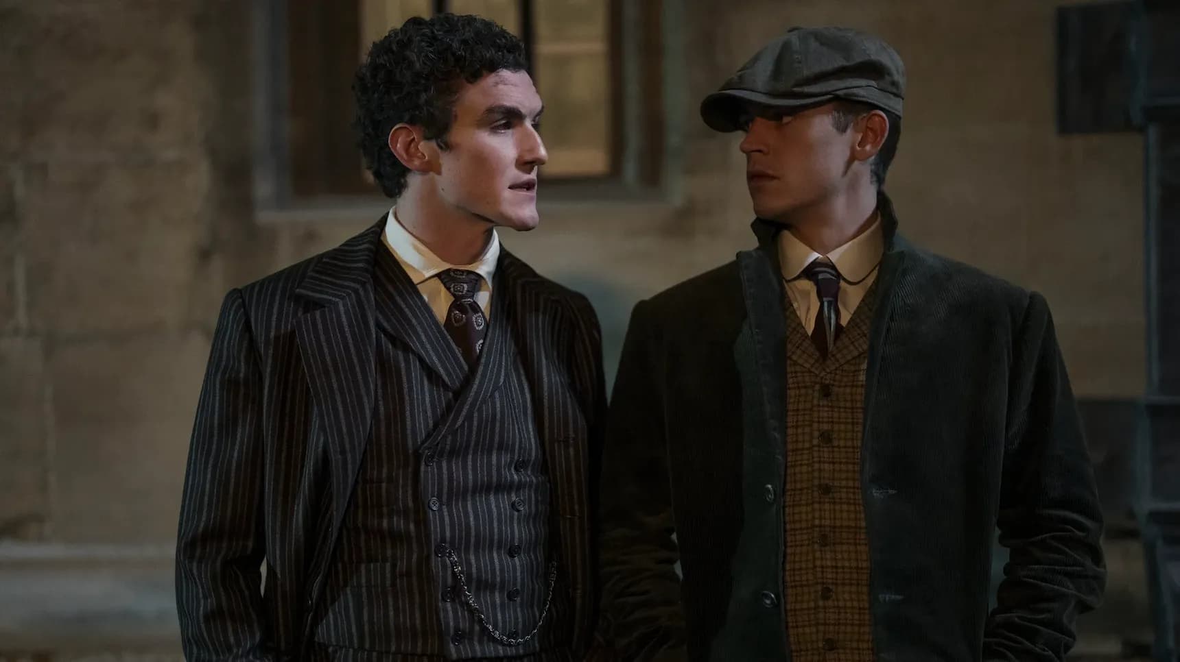 Dónal Finn jako James Moriarty a Hero Fiennes Tiffin jako Sherlock Holmes v seriálu Mladý Sherlock