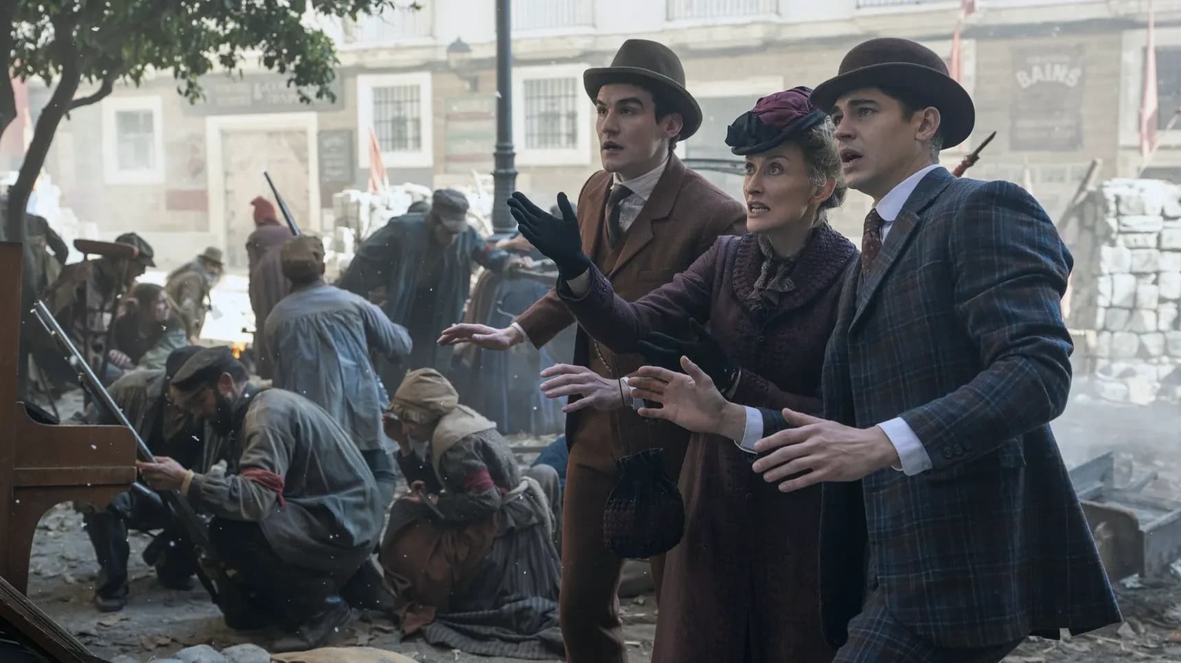 Dónal Finn, Natascha McElhone a Hero Fiennes Tiffin v seriálu Mladý Sherlock