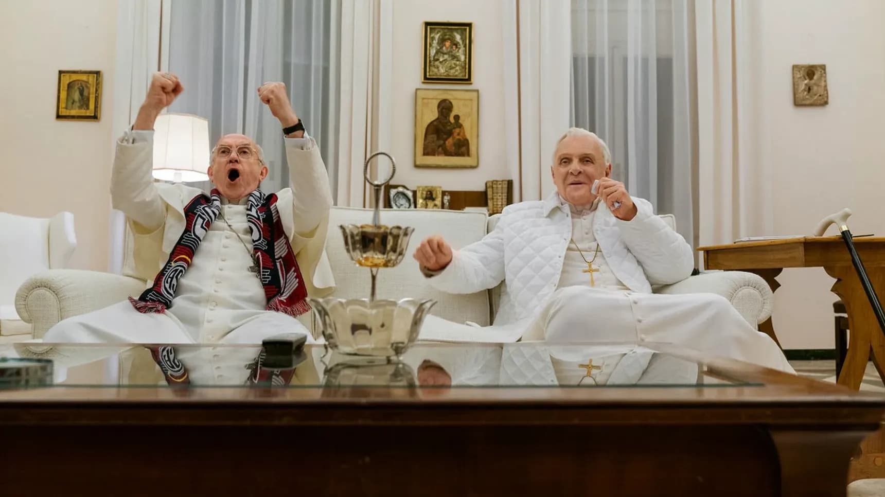 Jonathan Pryce a Anthony Hopkins ve filmu Dva papežové