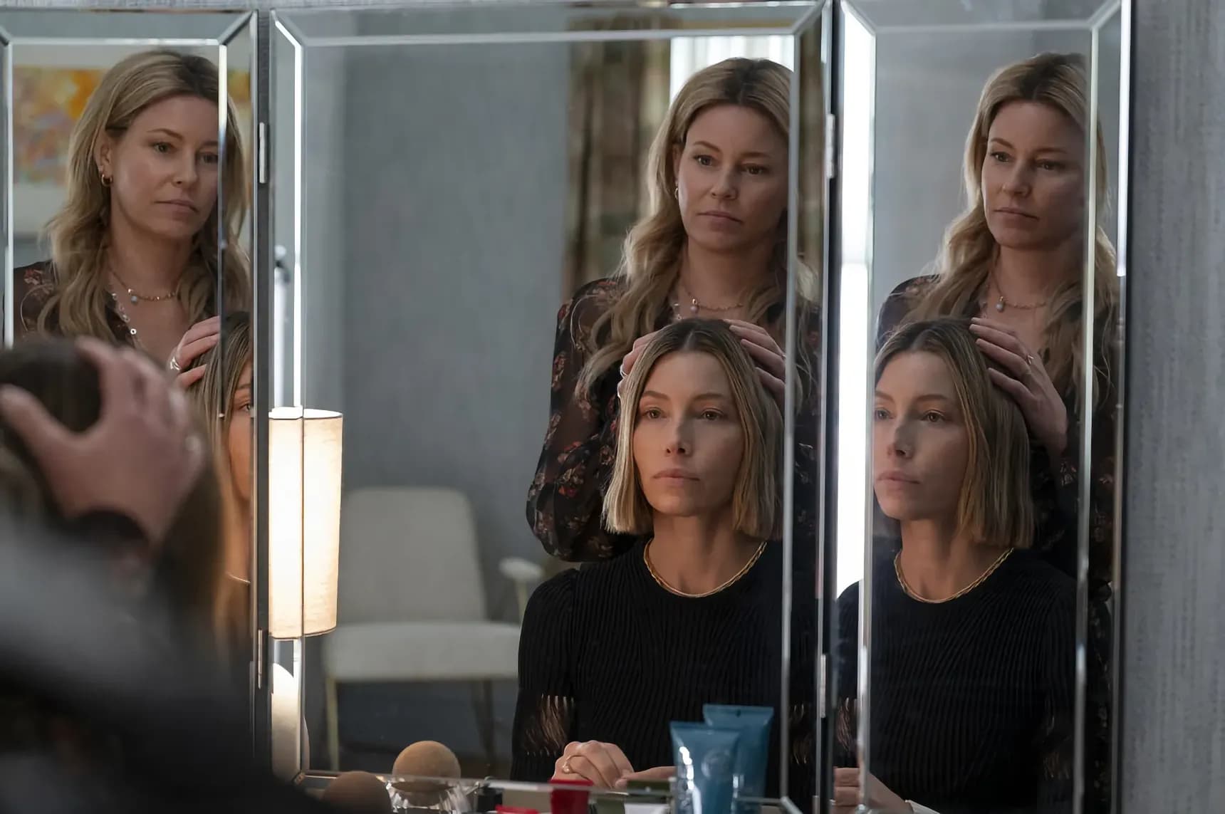Elizabeth Banks jako Nicky a Jessica Biel jako Chloe