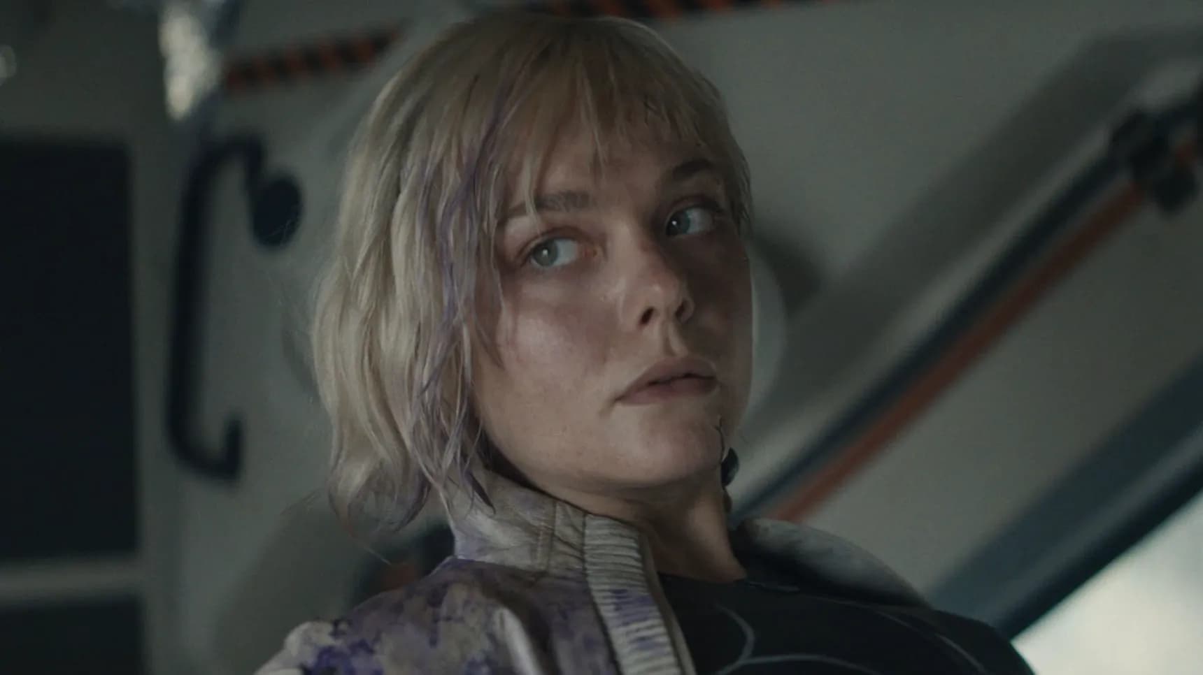 Elle Fanning ve filmu Predátor: Nebezpečné území