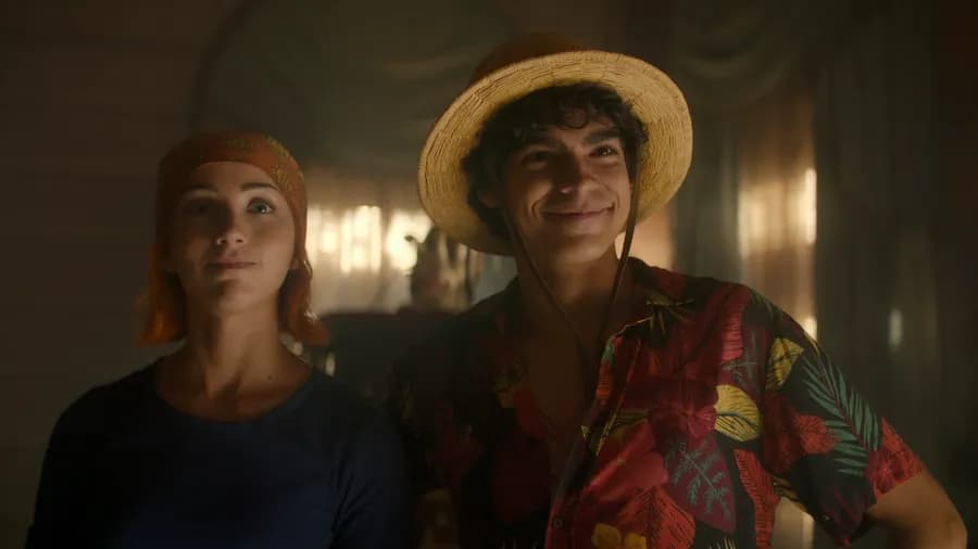 Emily Rudd jako Nami a Iñaki Godoy jako Monkey D. Luffy v seriálu One Piece