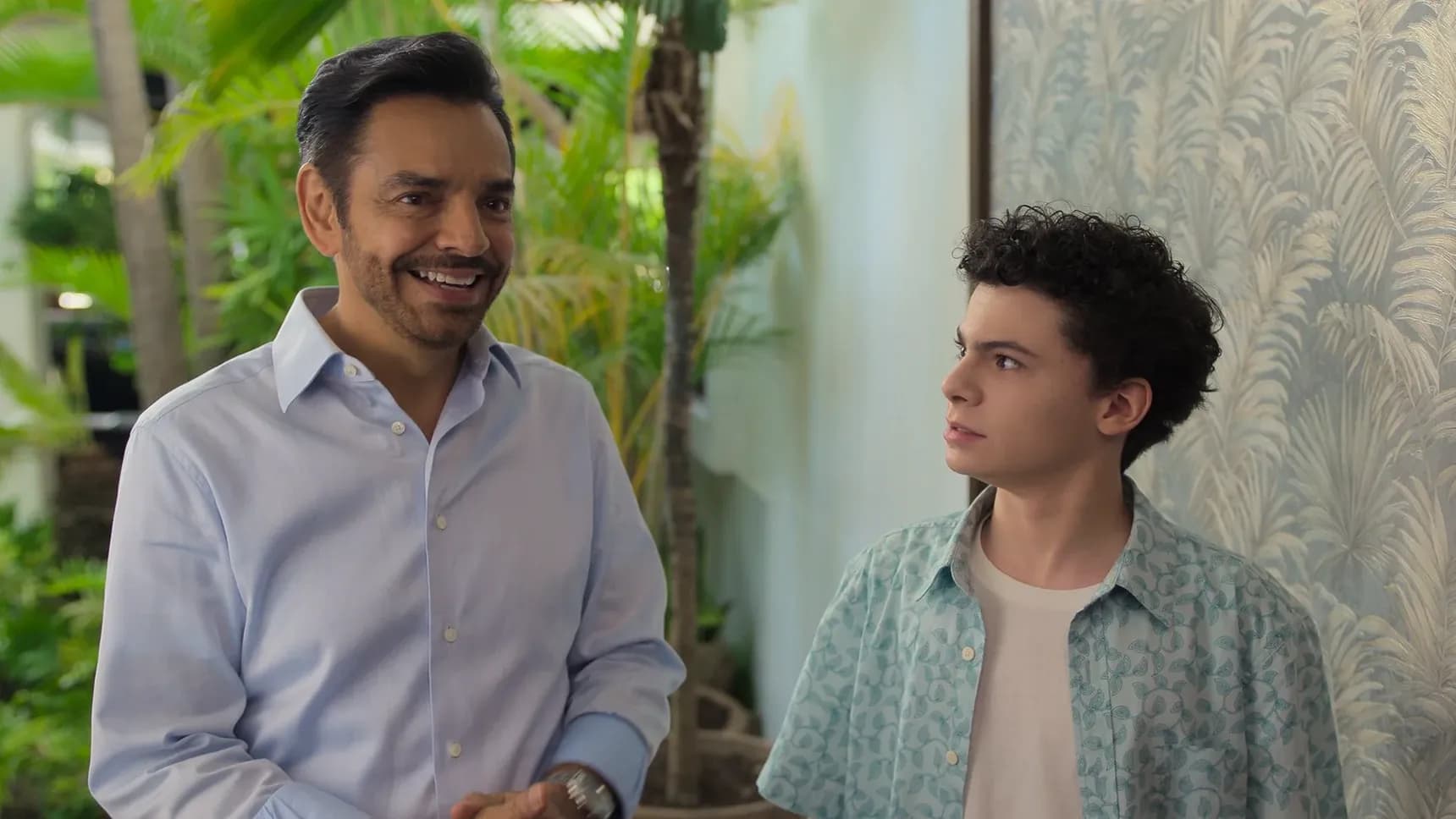 Eugenio Derbez a Raphael Alejandro v seriálu Acapulco
