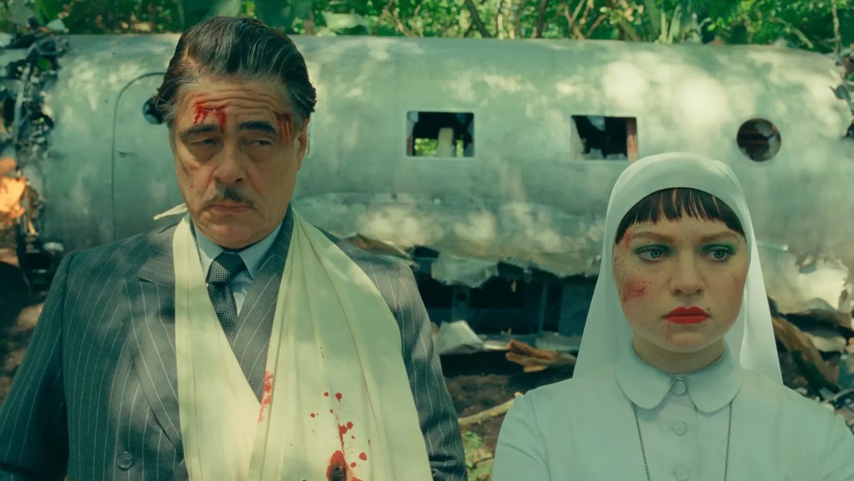 Benicio Del Toro a Mia Threapleton ve filmu Fénické spiknutí