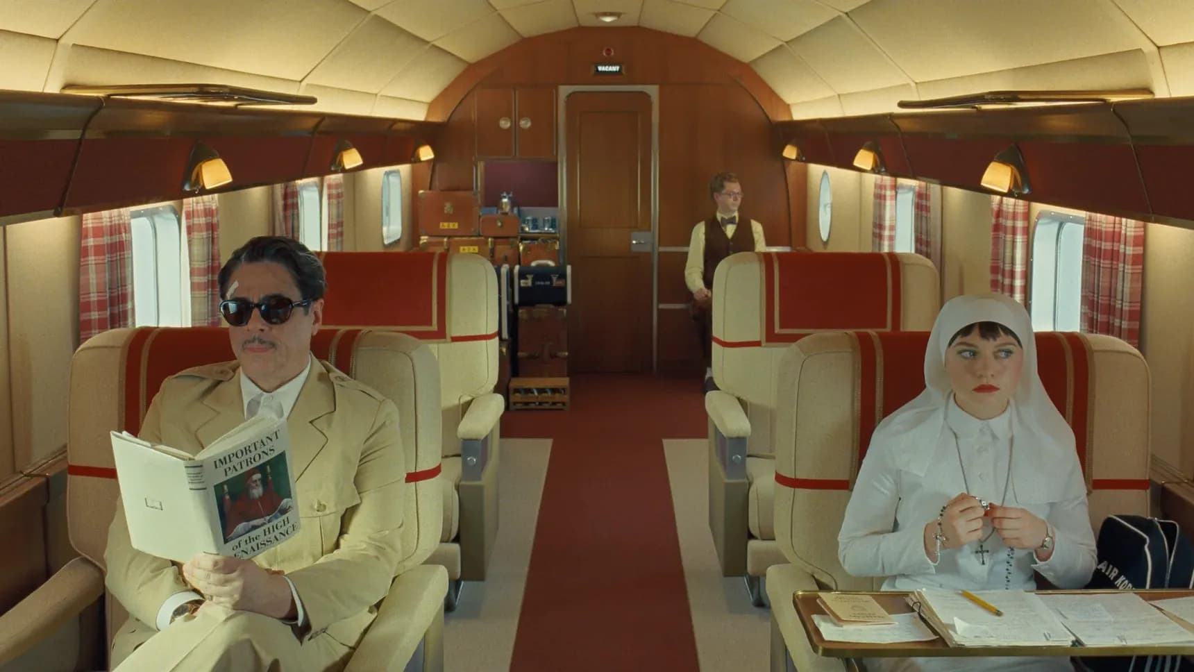 Benicio del Toro v roli milionáře Zsa-zsa Kordu a jeho dcera, jeptiška Liesel, kterou ztvárnila Mia Threapleton
