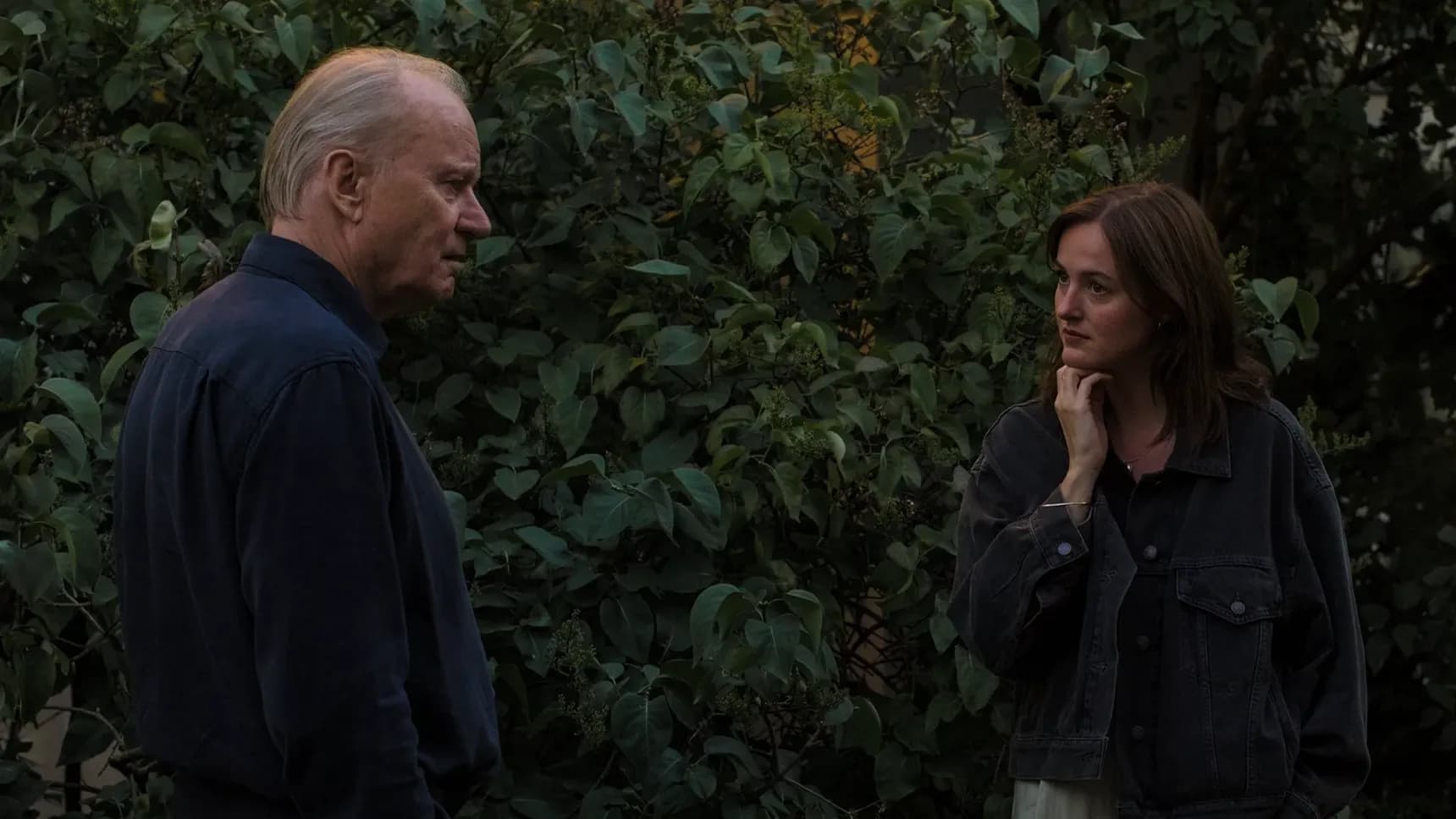 Stellan Skarsgård a Renate Reinsve ve filmu Citová hodnota