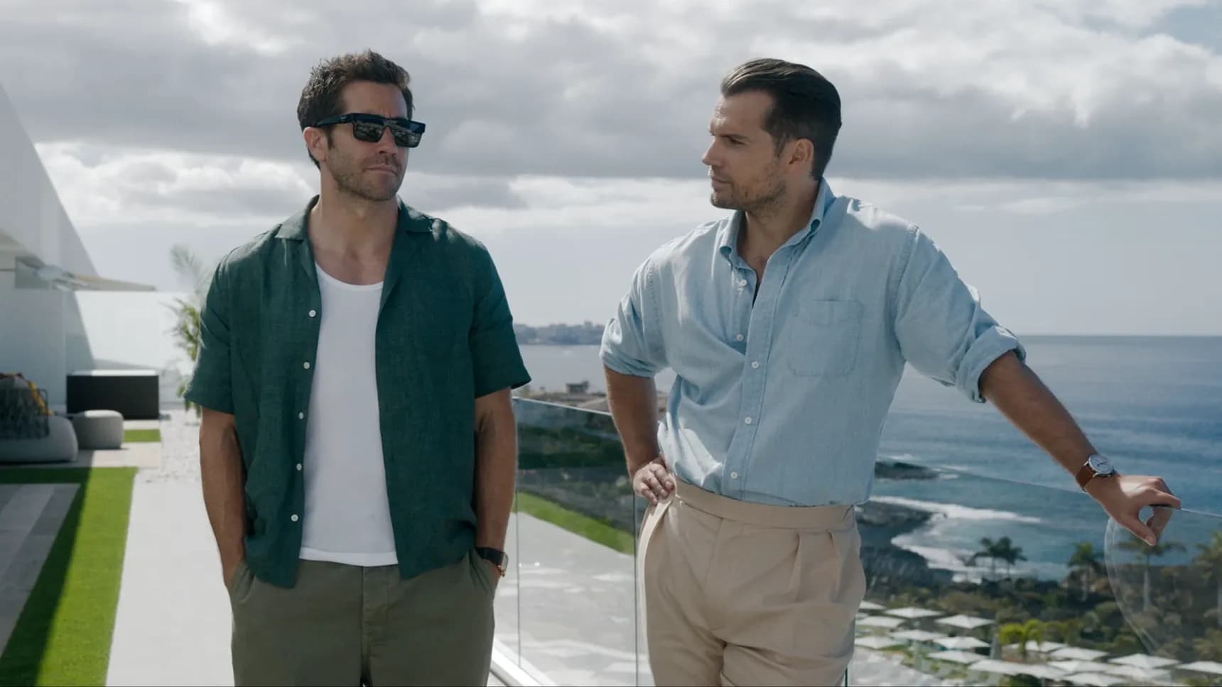 Jake Gyllenhaal a Henry Cavill ve filmu Šedá zóna