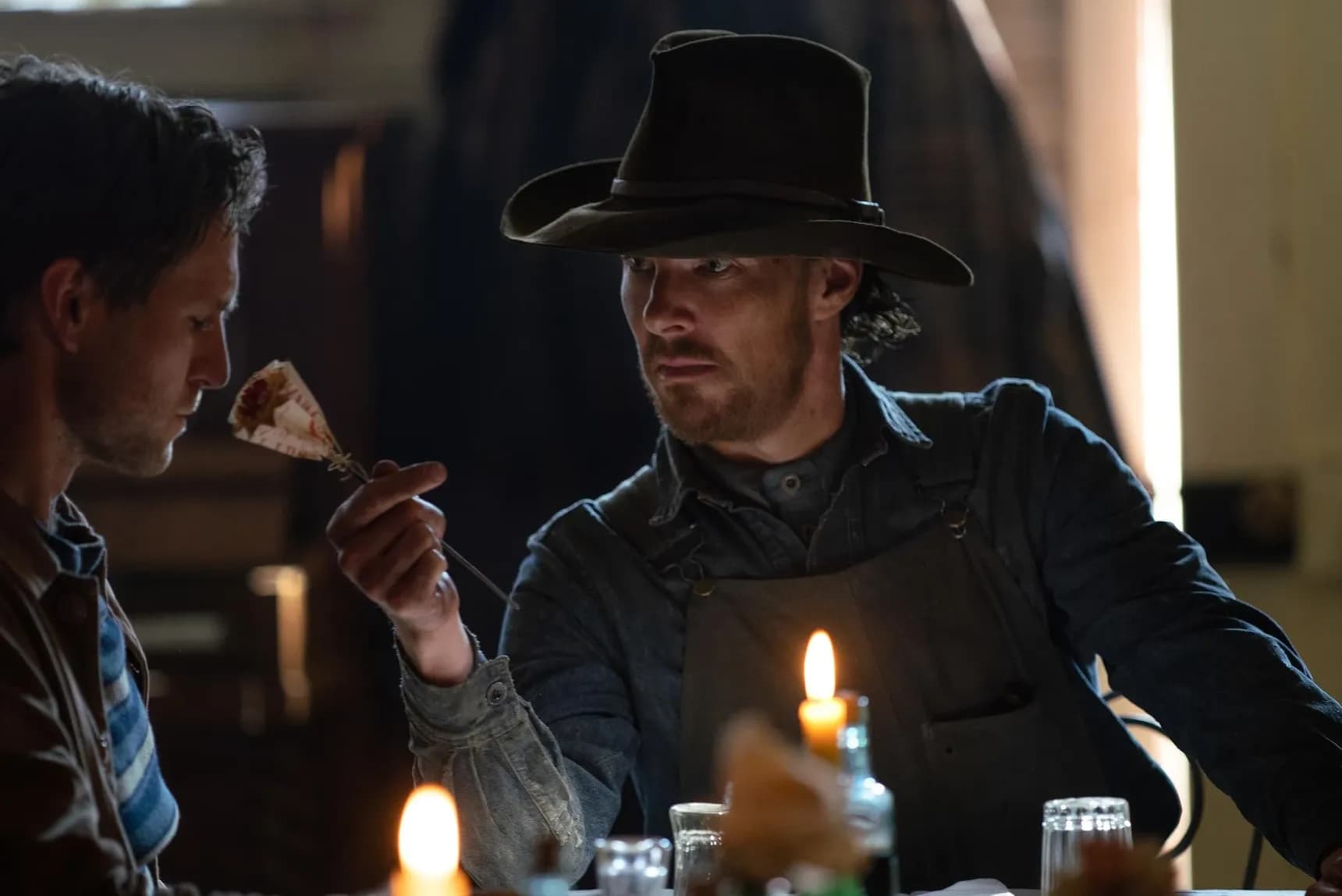 George Mason a Benedict Cumberbatch ve filmu Síla psa