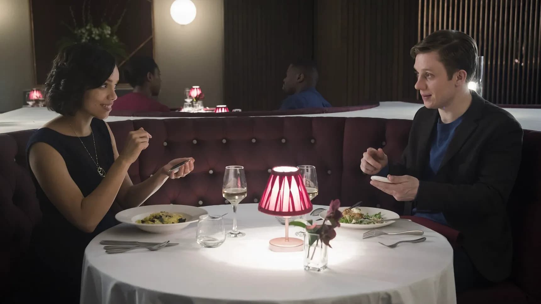 Georgina Campbell a Joe Cole na večeři v epizodě DJ na odstřel