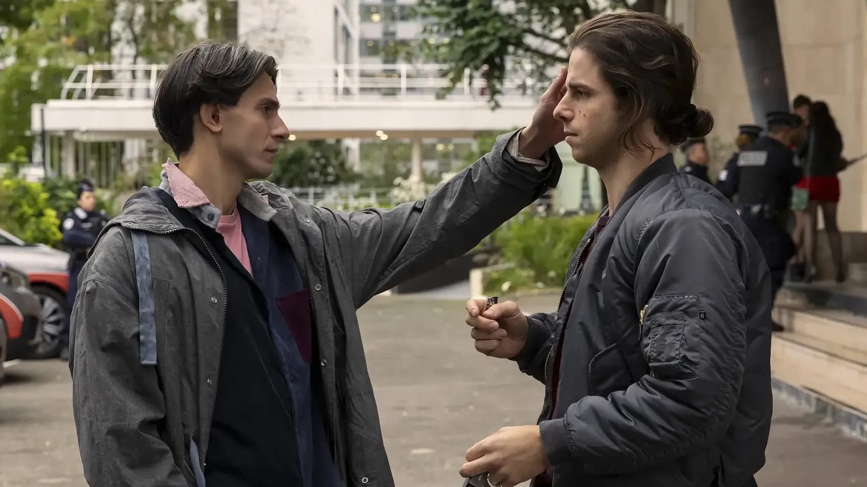 Gideon Glick jako choreograf Tobias Bell a Ivan du Pontavice jako tanečník Gabin Roux v seriálu Primabalerína