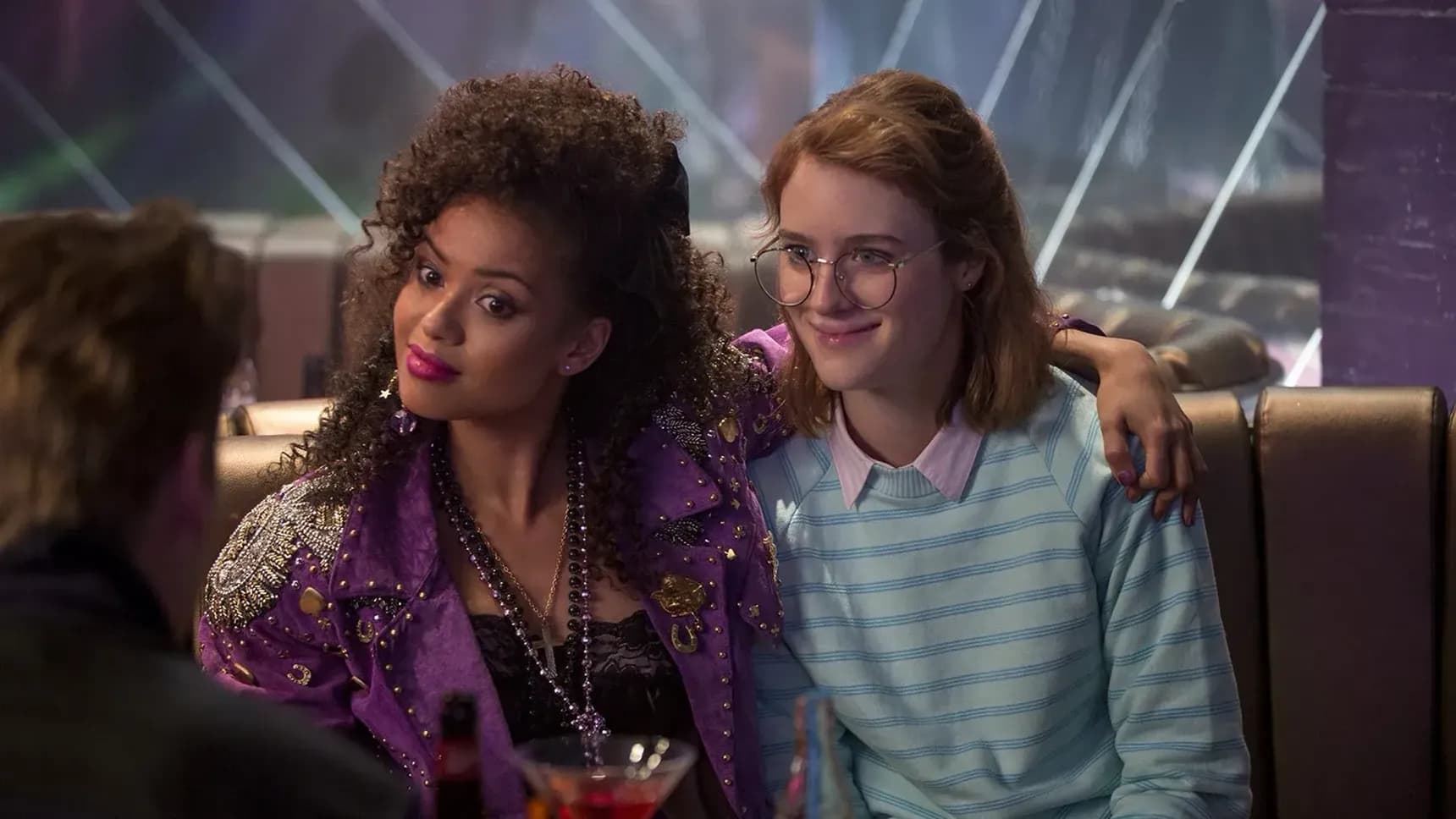 Gugu Mbatha-Raw a Mackenzie Davis v epizodě San Junipero seriálu Black Mirror (Černé zrcadlo)