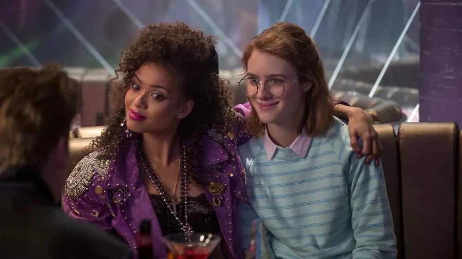 Gugu Mbatha-Raw a Mackenzie Davis v epizodě San Junipero seriálu Black Mirror (Černé zrcadlo)