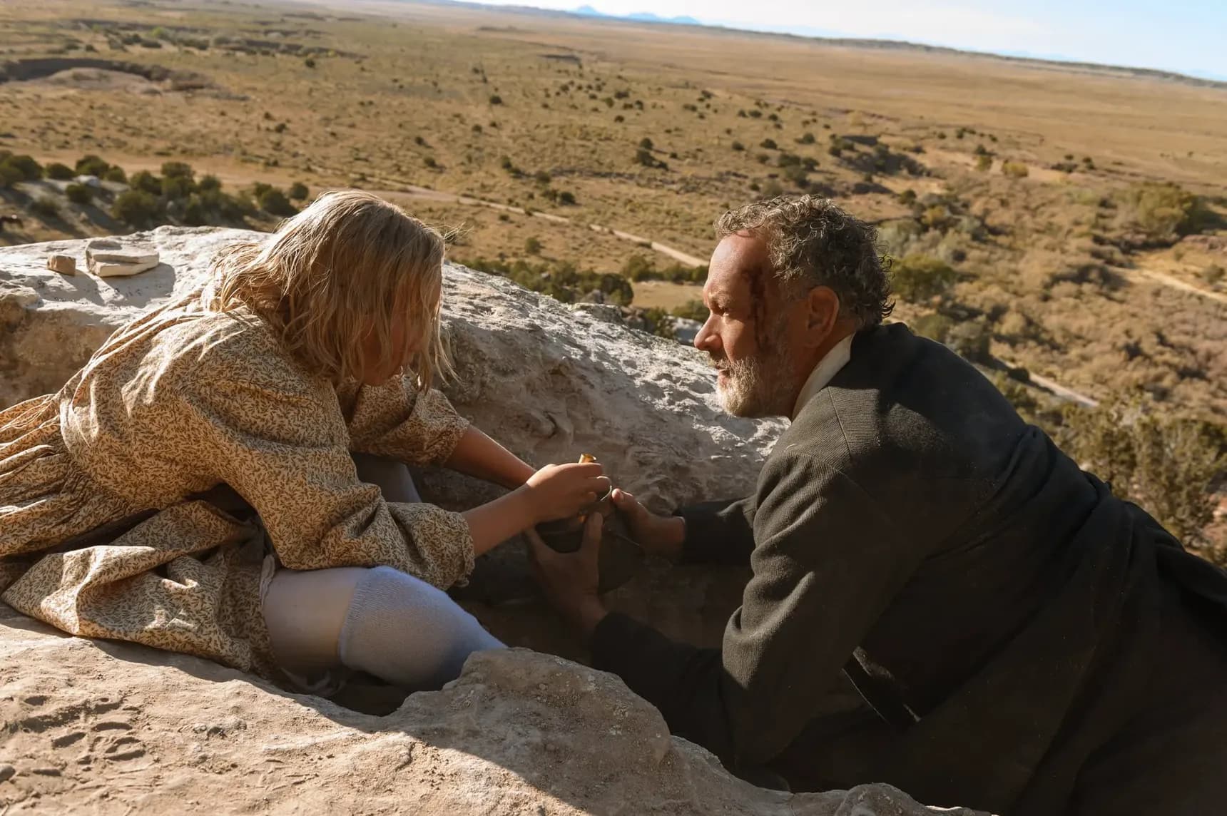 Helena Zengel a Tom Hanks ve filmu Zprávy ze světa