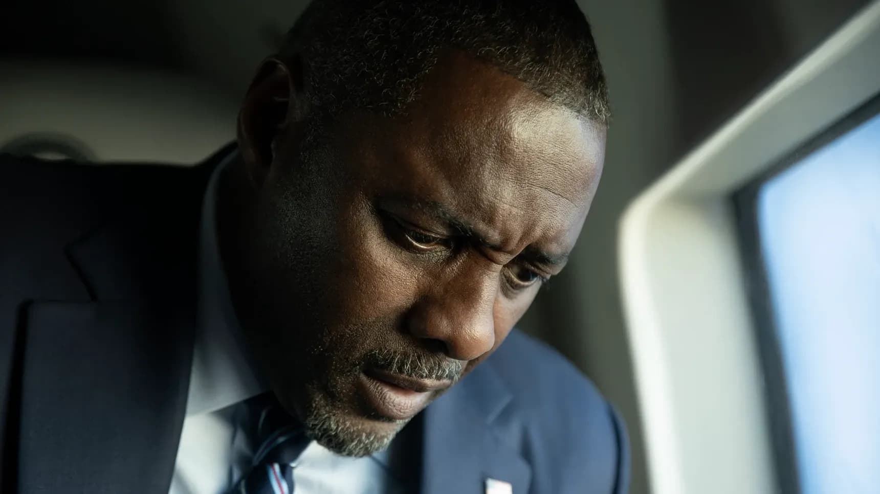 Idris Elba ve filmu Dům plný dynamitu