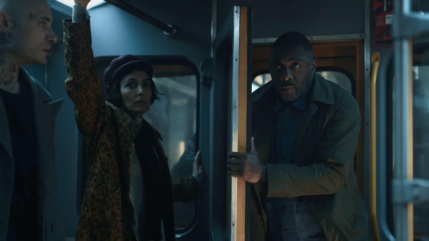 Idris Elba ve druhé řadě seriálu Únos letadla
