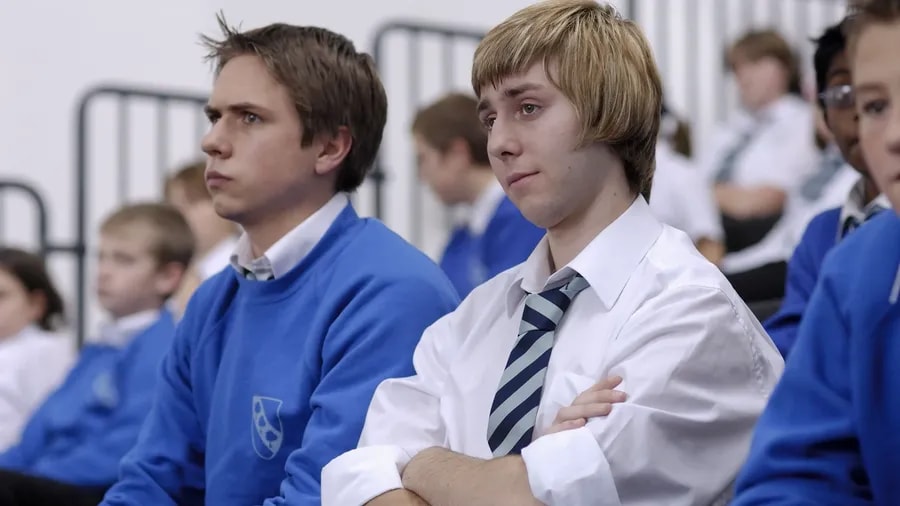 Joe Thomas a James Buckley v původním britském seriálu The Inbetweeners