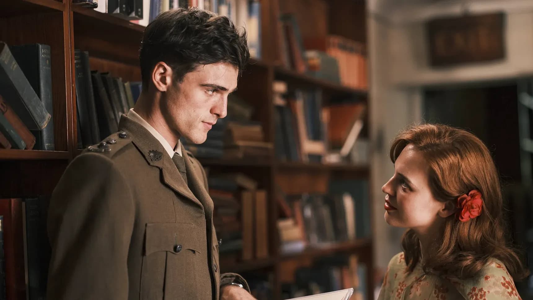 Jacob Elordi a Odessa Young v seriálu Úzká cesta na daleký sever